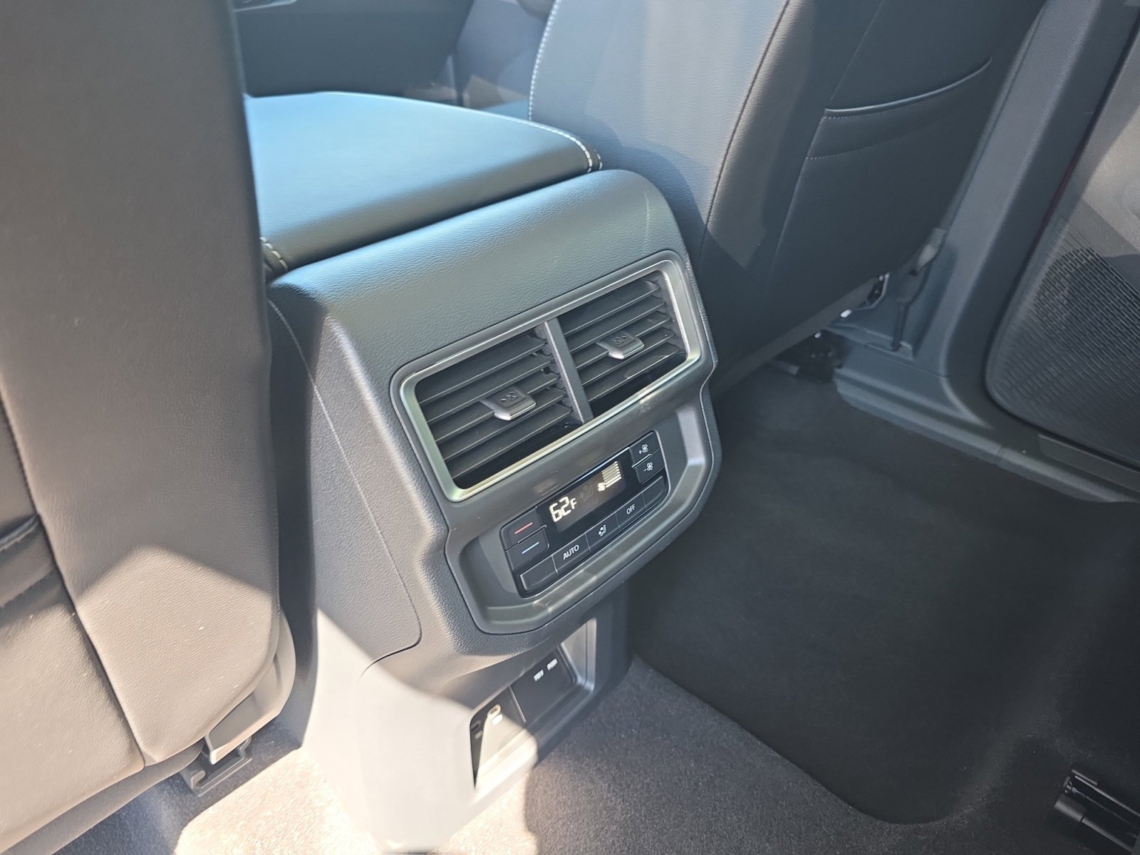 Used 2024 Volkswagen Atlas SE image 32