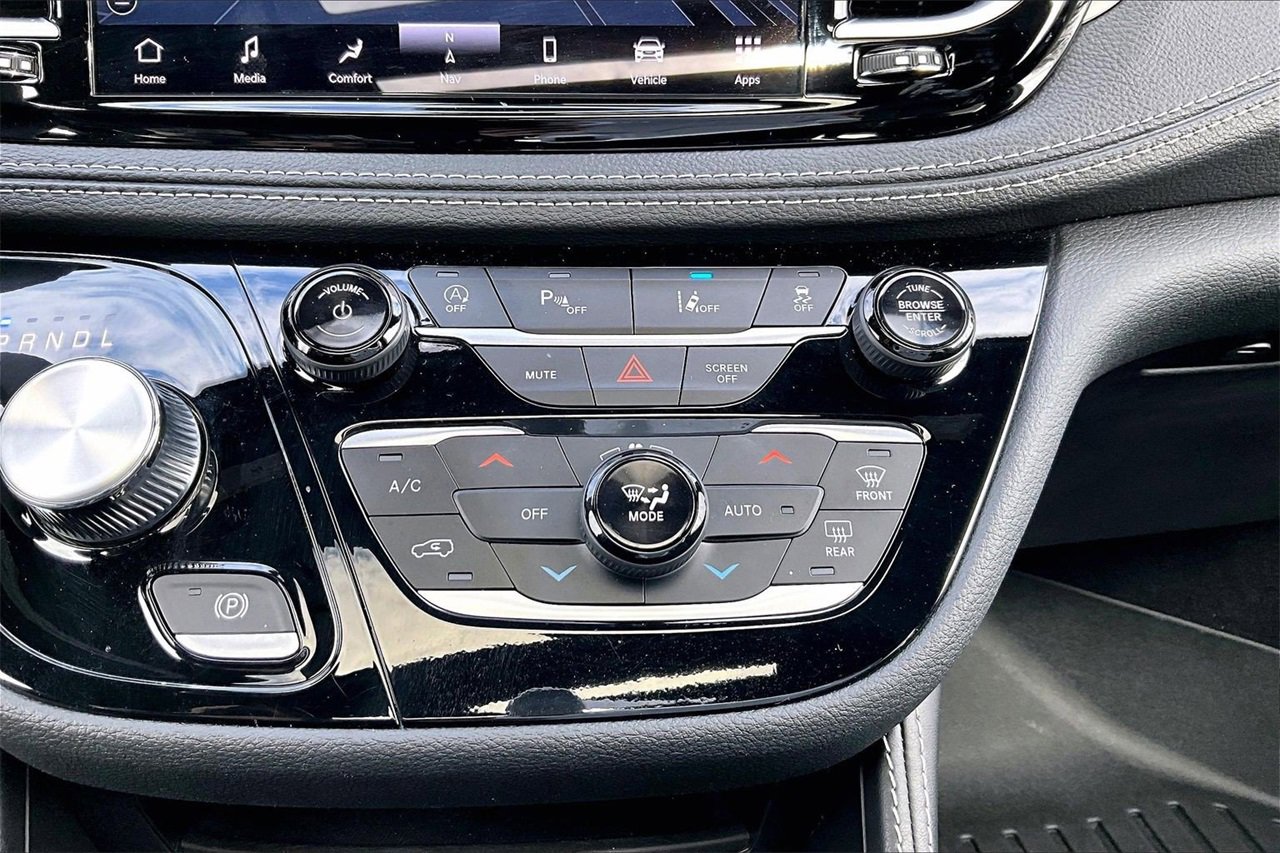 Used 2023 Chrysler Pacifica Limited w/ S Appearance Package image 18