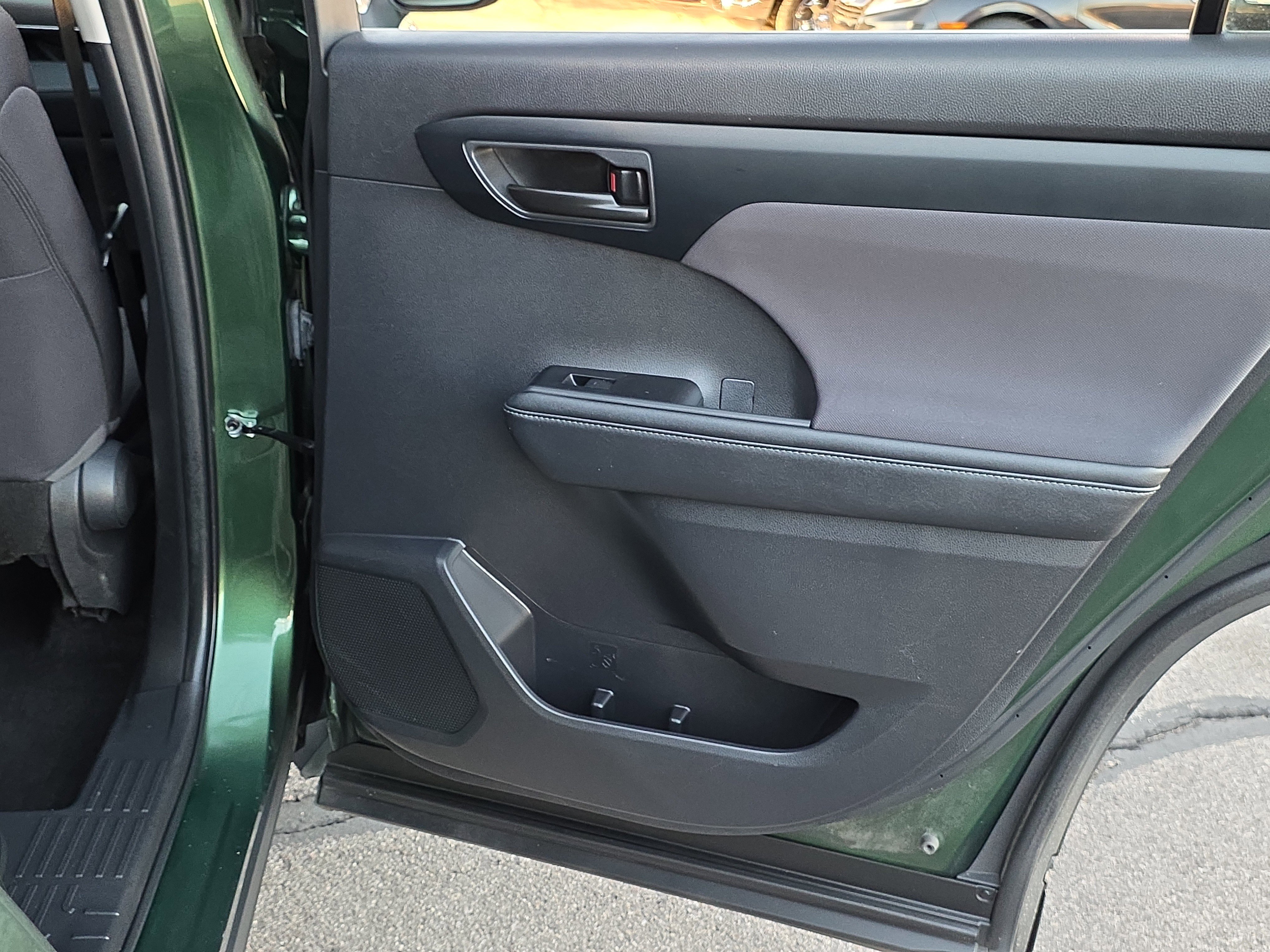 Used 2023 Toyota Highlander LE image 25