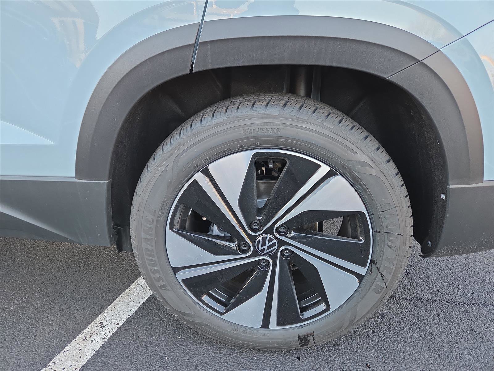 New 2026 Volkswagen Taos SE image 10