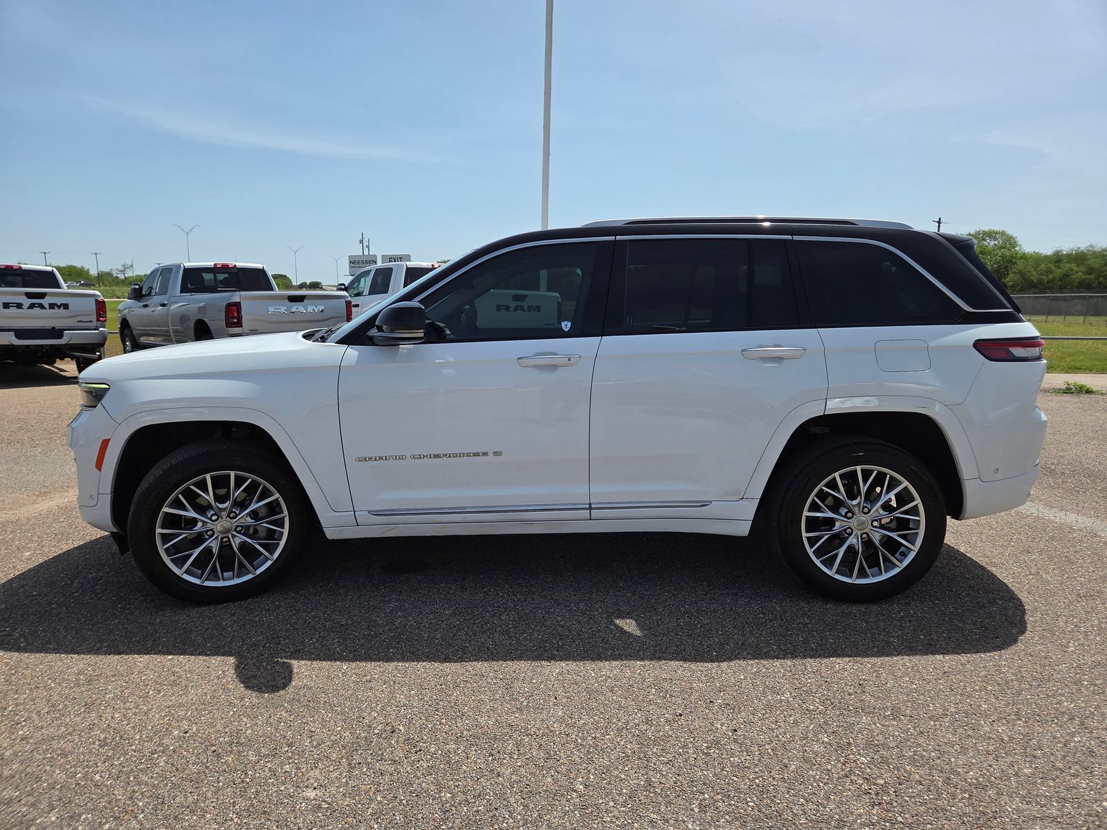Used 2022 Jeep Grand Cherokee Summit RWD image 4
