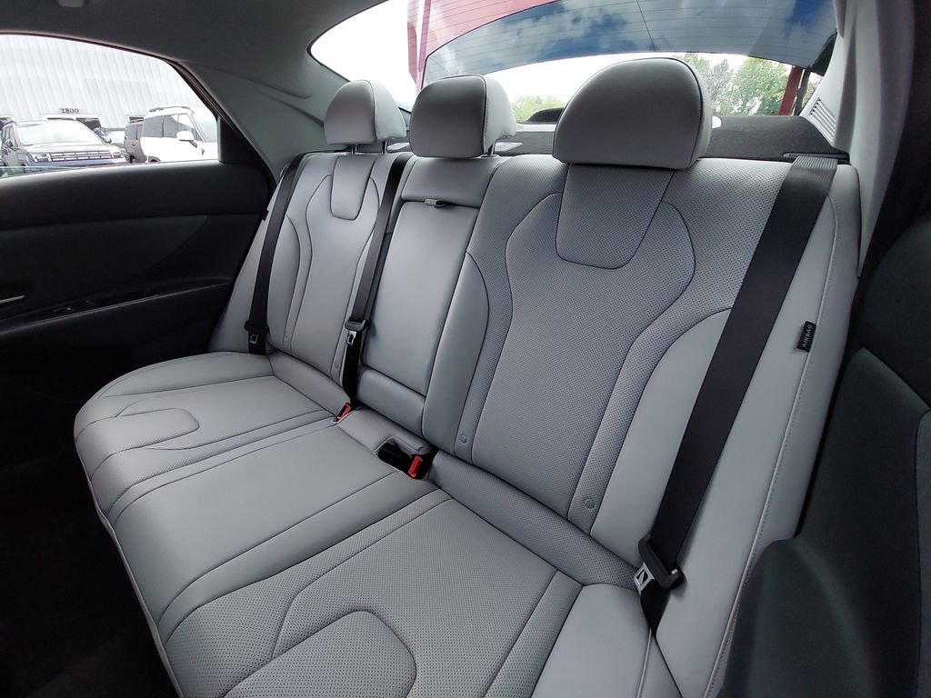 Certified 2025 Hyundai Elantra Limited FWD image 14