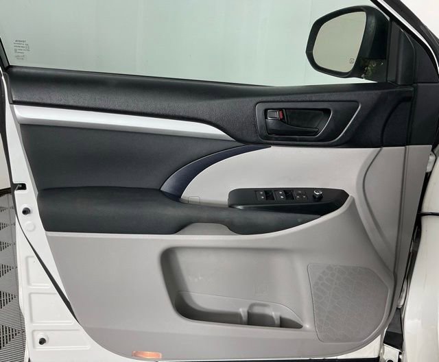 Used 2015 Toyota Highlander LE FWD image 12
