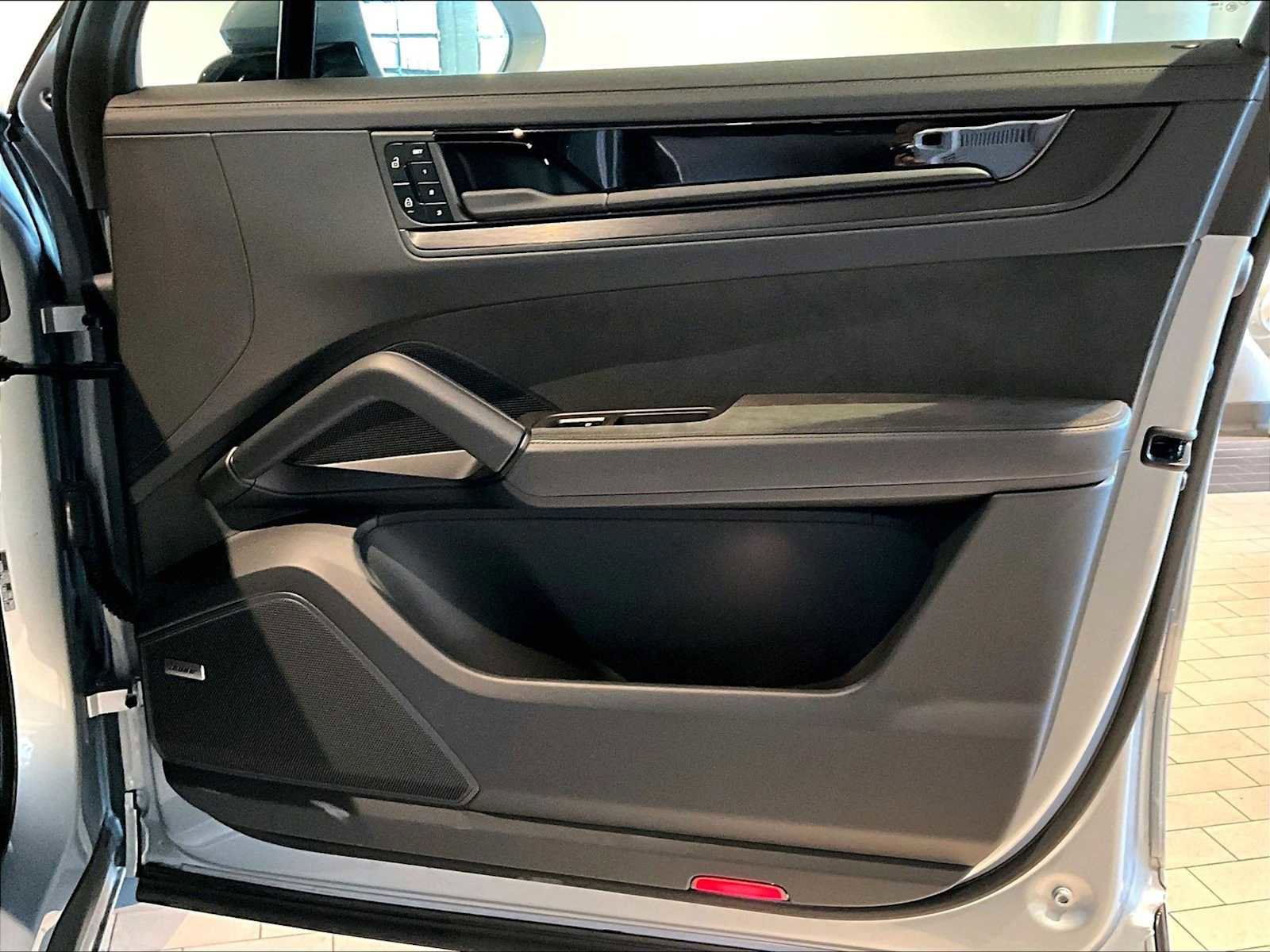 Used 2025 Porsche Cayenne GTS w/ Premium Package image 27