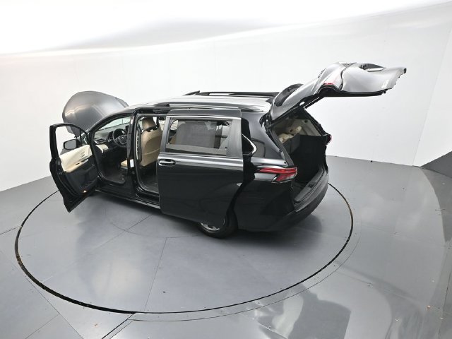 Used 2021 Toyota Sienna XLE FWD image 55