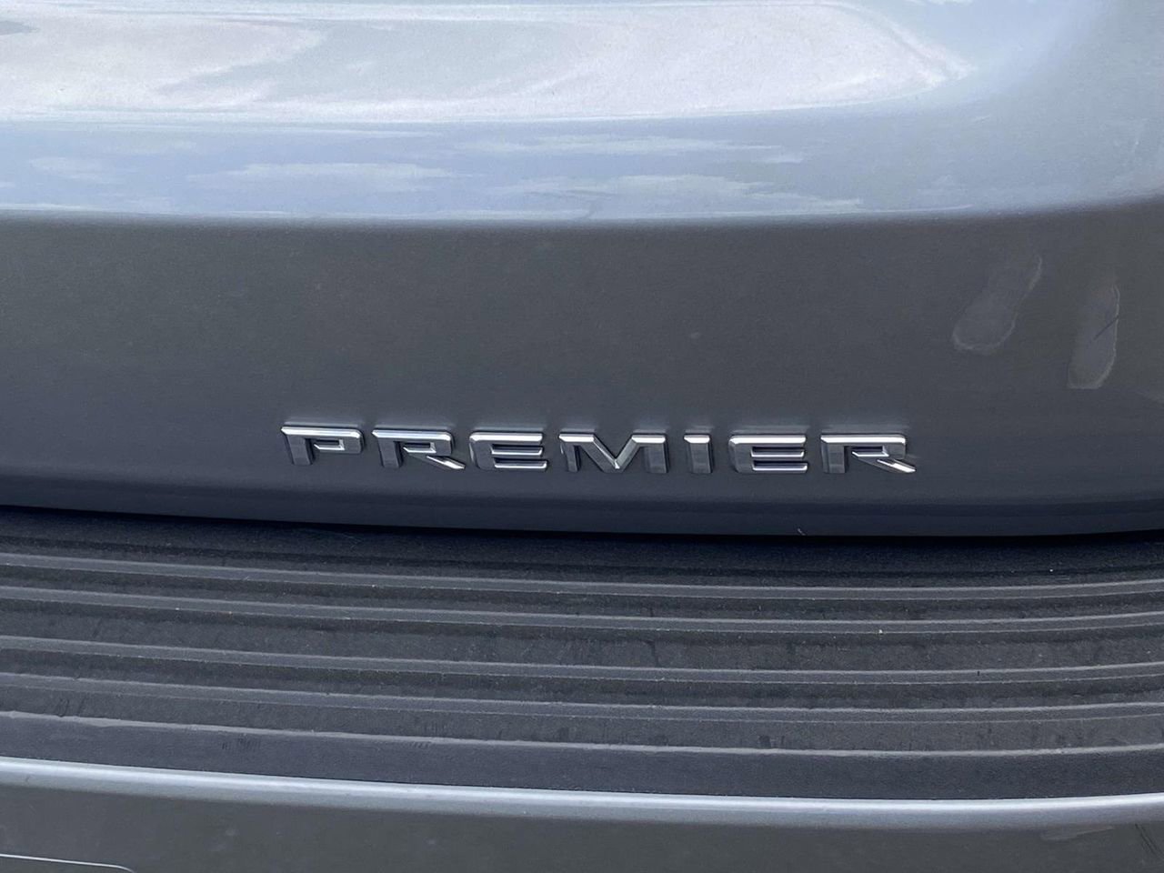 Used 2024 Chevrolet Suburban Premier RWD image 8