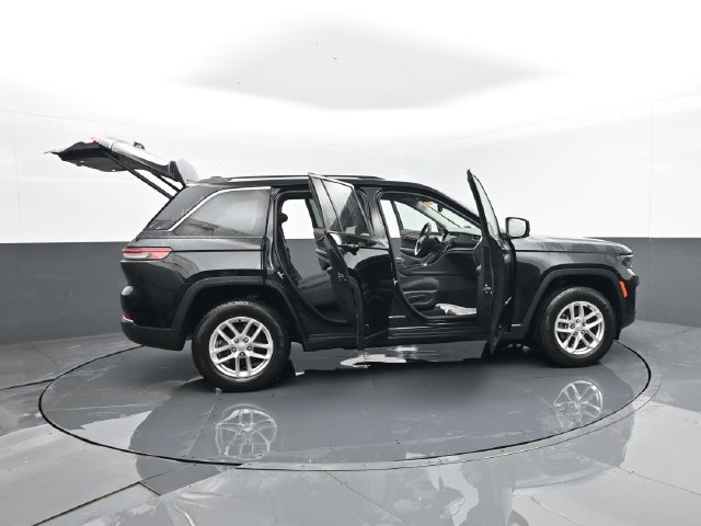 Used 2023 Jeep Grand Cherokee Laredo w/ Luxury Tech Group I AWD/4WD image 29