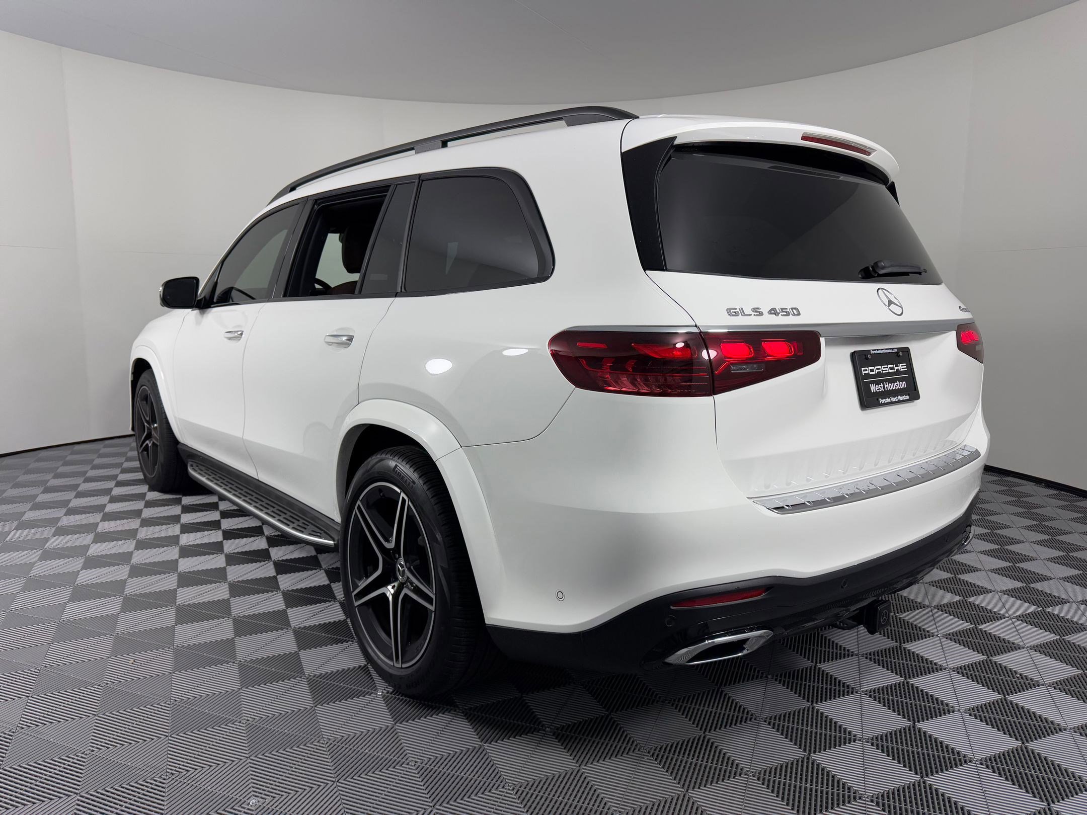 Used 2024 Mercedes-Benz GLS 450 4MATIC image 3