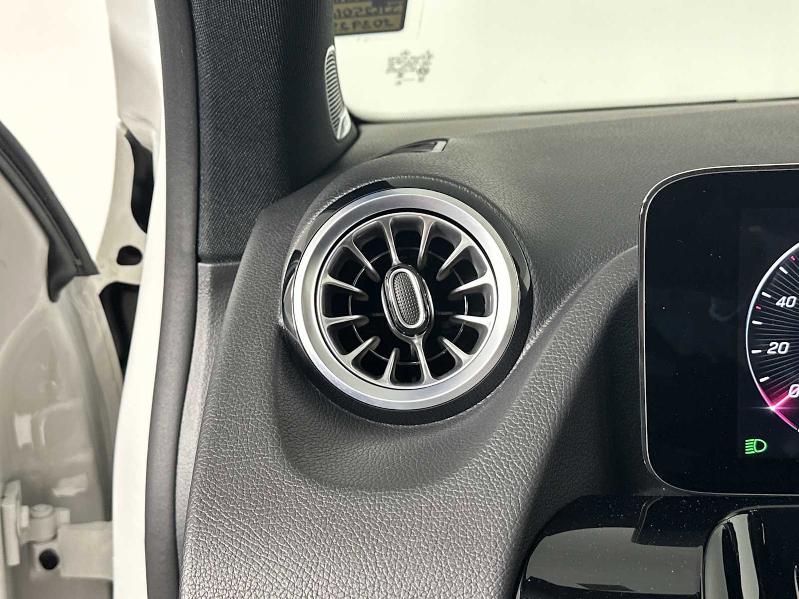 Used 2025 Mercedes-Benz GLA 250 4MATIC image 31