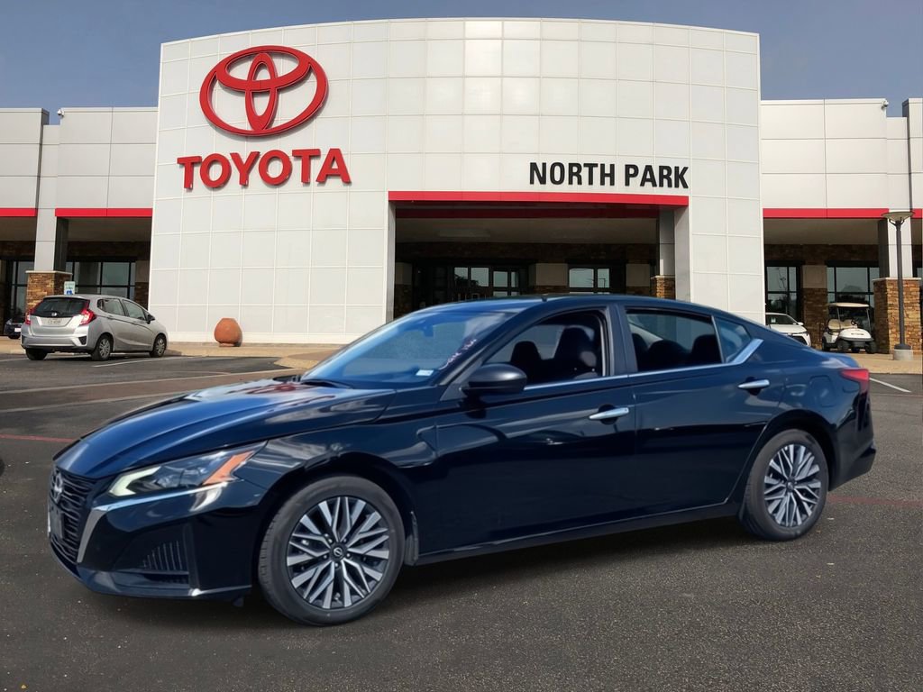 Used 2025 Nissan Altima 2.5 SV image 1