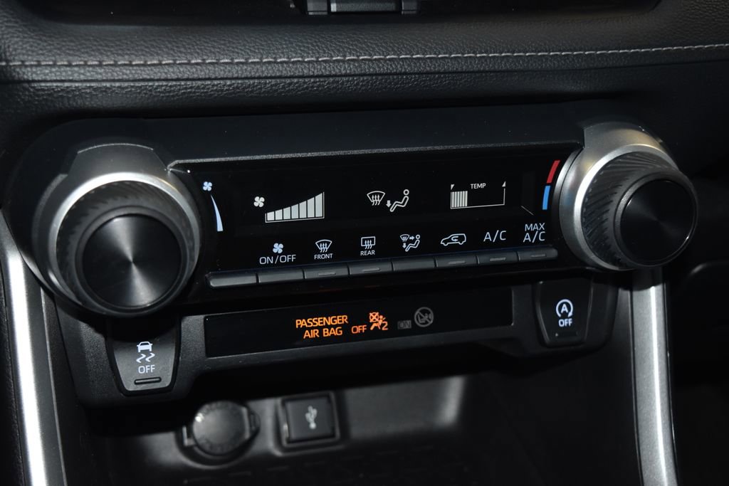 Used 2021 Toyota RAV4 LE image 13