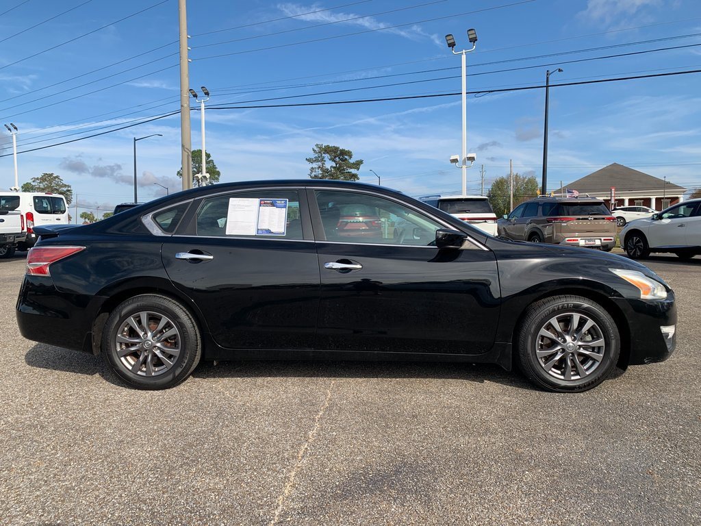 Used 2015 Nissan Altima 2.5 S w/ Sport Value Package image 3