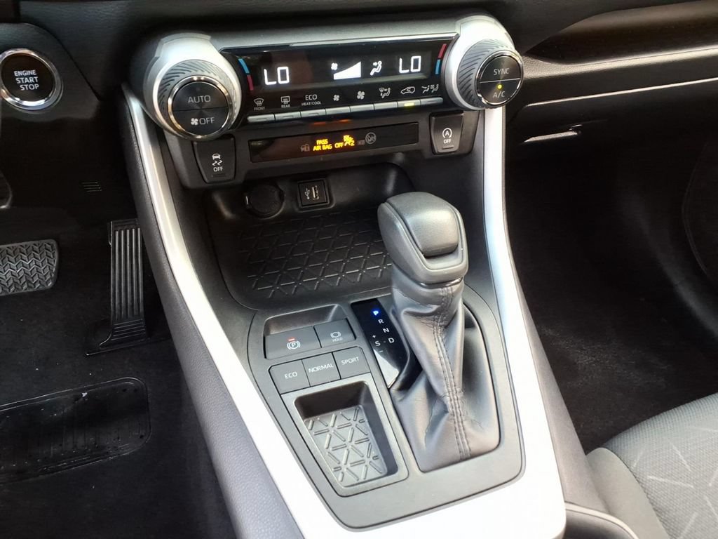 Used 2025 Toyota RAV4 XLE FWD image 25
