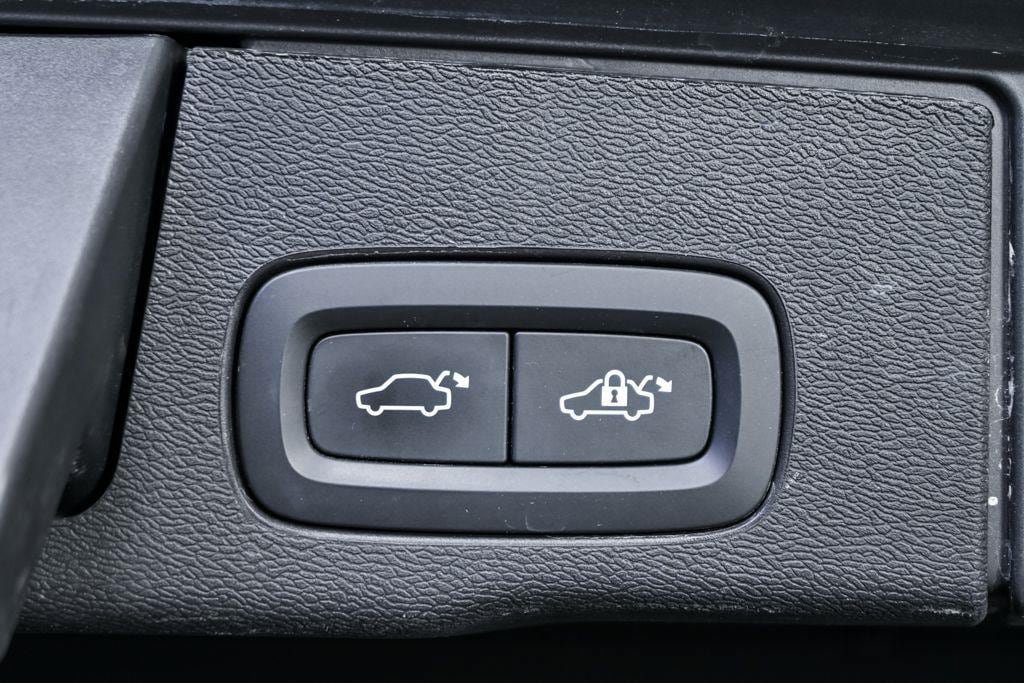 Certified 2023 Volvo XC60 B5 Ultimate AWD/4WD image 32