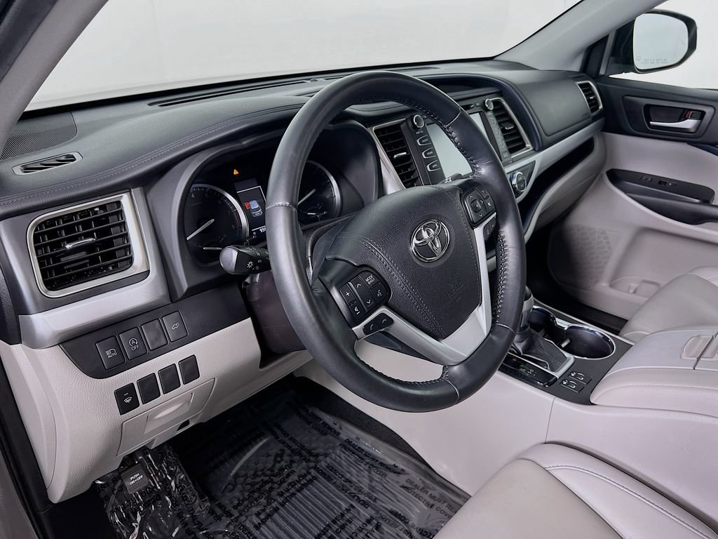 Used 2019 Toyota Highlander XLE w/ Protection Package #3 AWD/4WD image 9