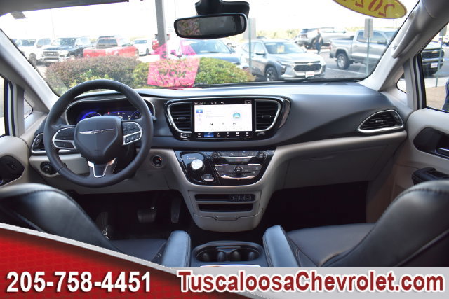 Used 2024 Chrysler Pacifica Touring-L FWD image 3