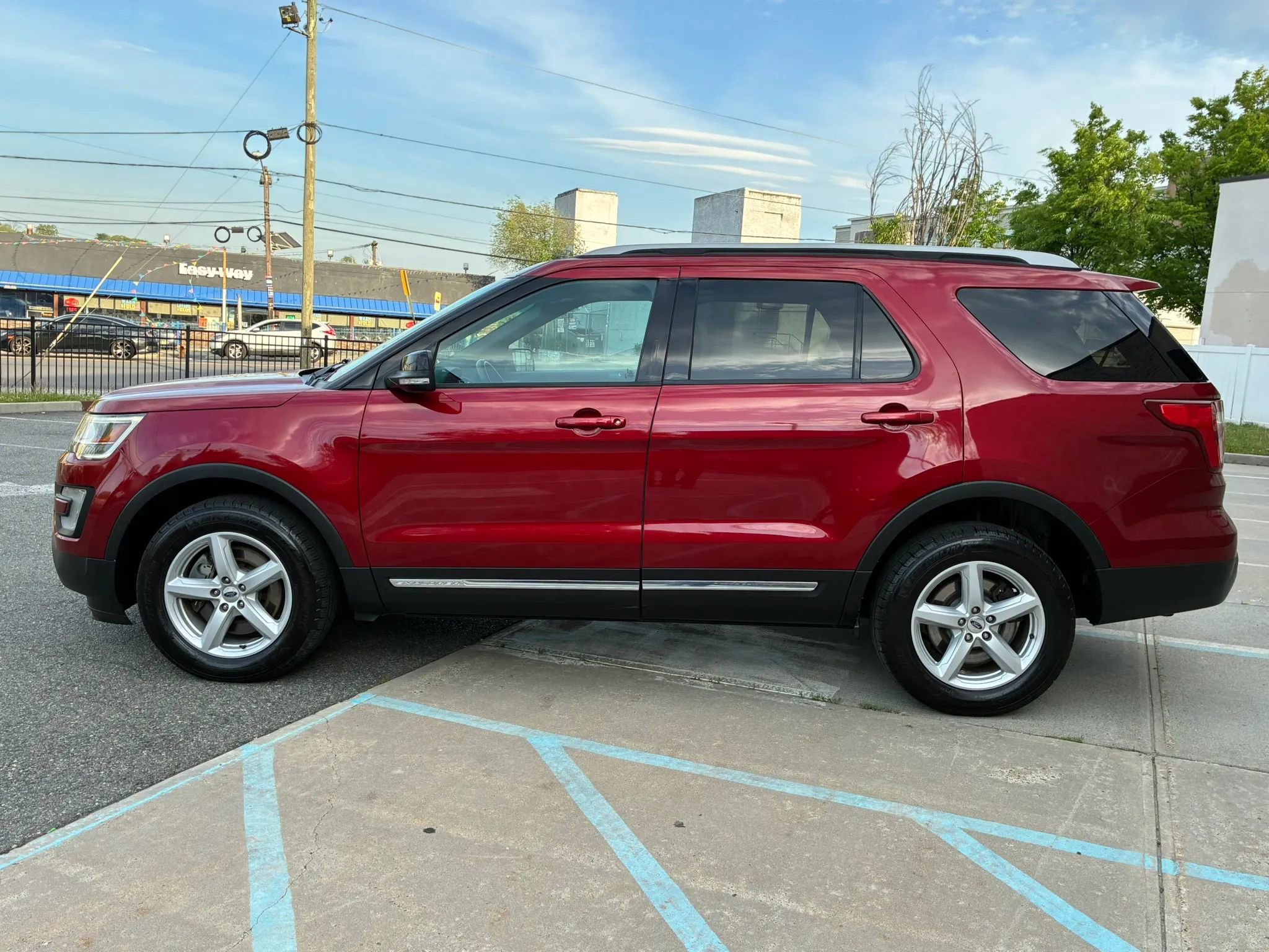 Used 2016 Ford Explorer XLT AWD/4WD image 2
