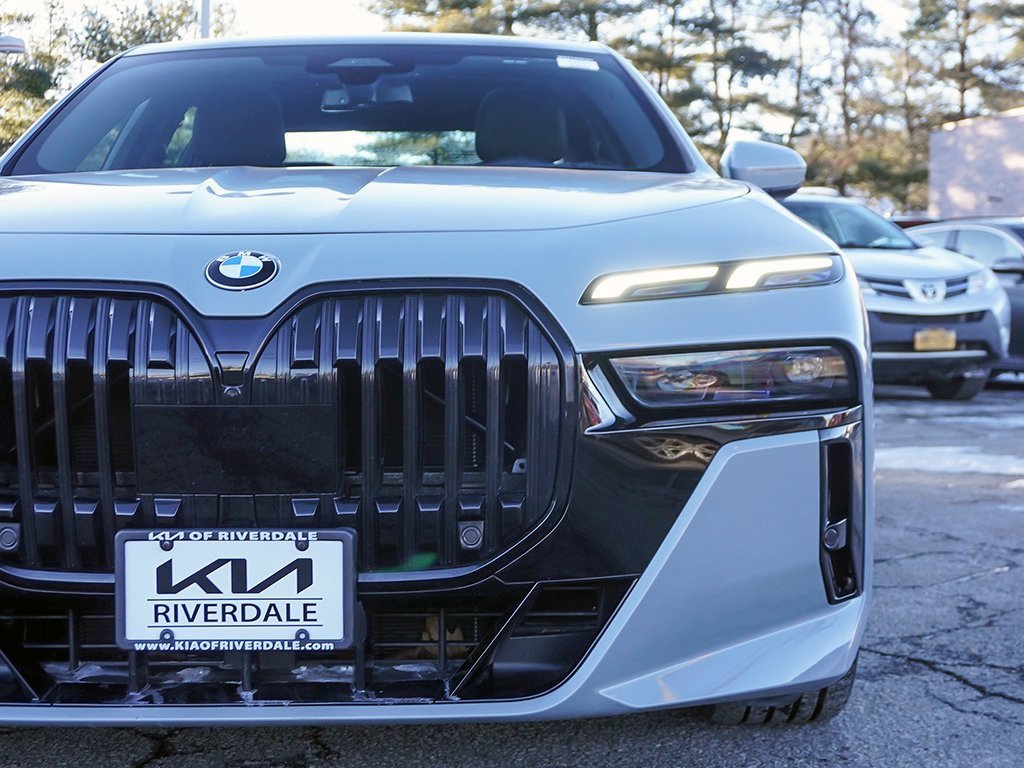 Used 2023 BMW 760i xDrive w/ Parking Assistance Package image 19