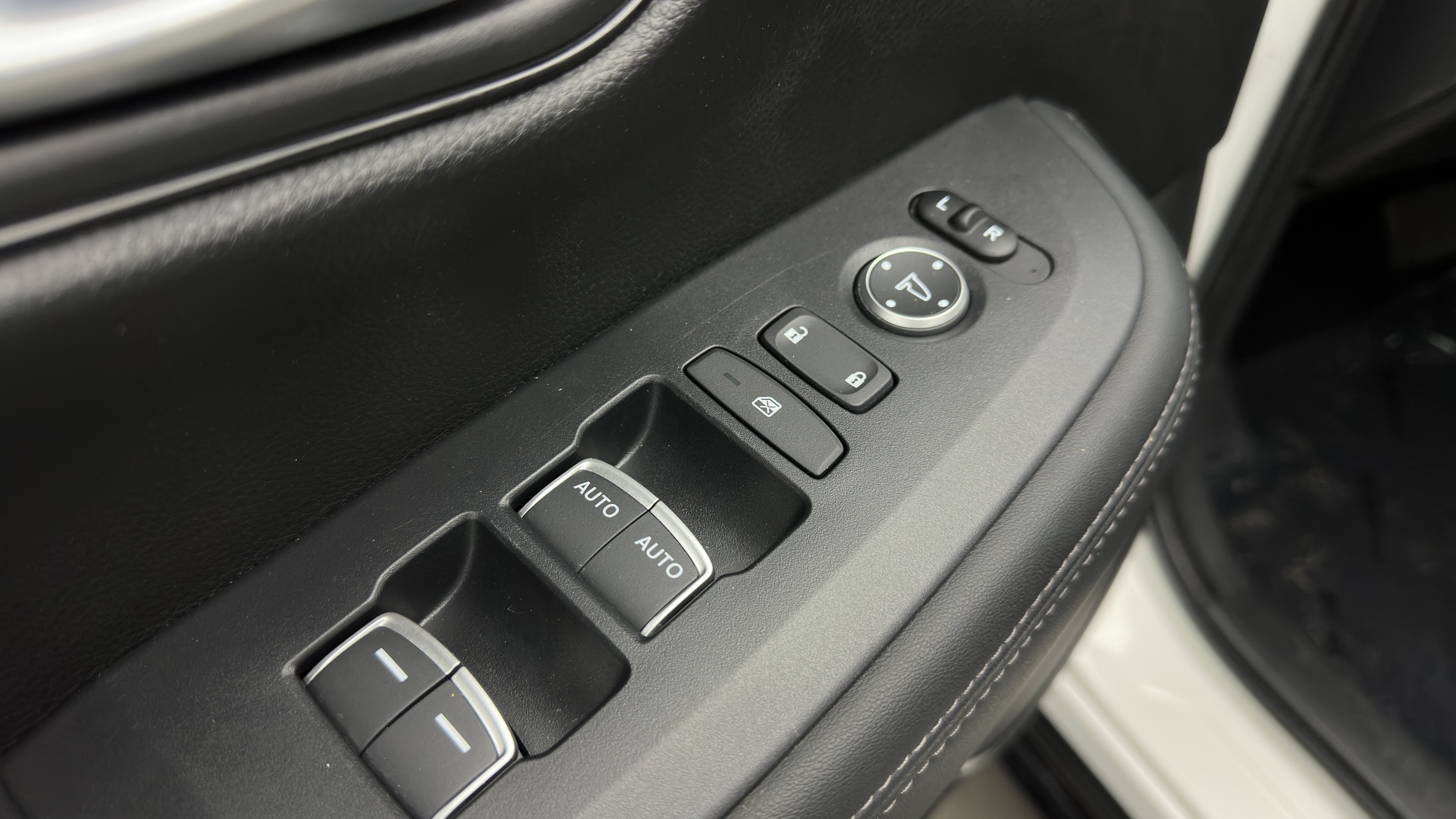 Used 2025 Honda HR-V EX-L image 13