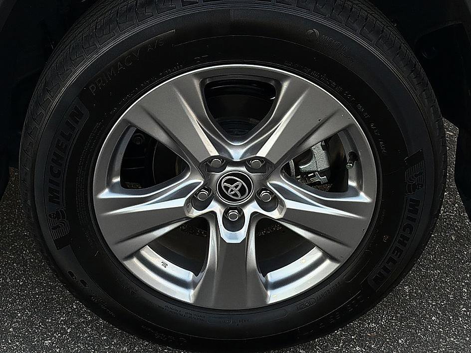 Used 2024 Toyota RAV4 XLE w/ Convenience Package image 5