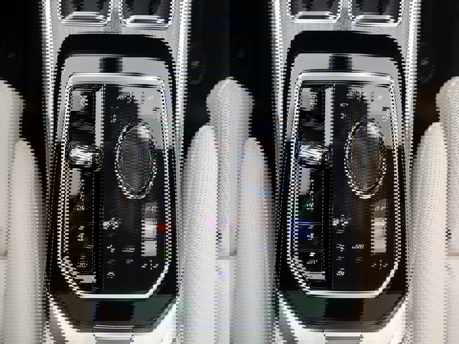 New 2026 BMW 750e xDrive image 25