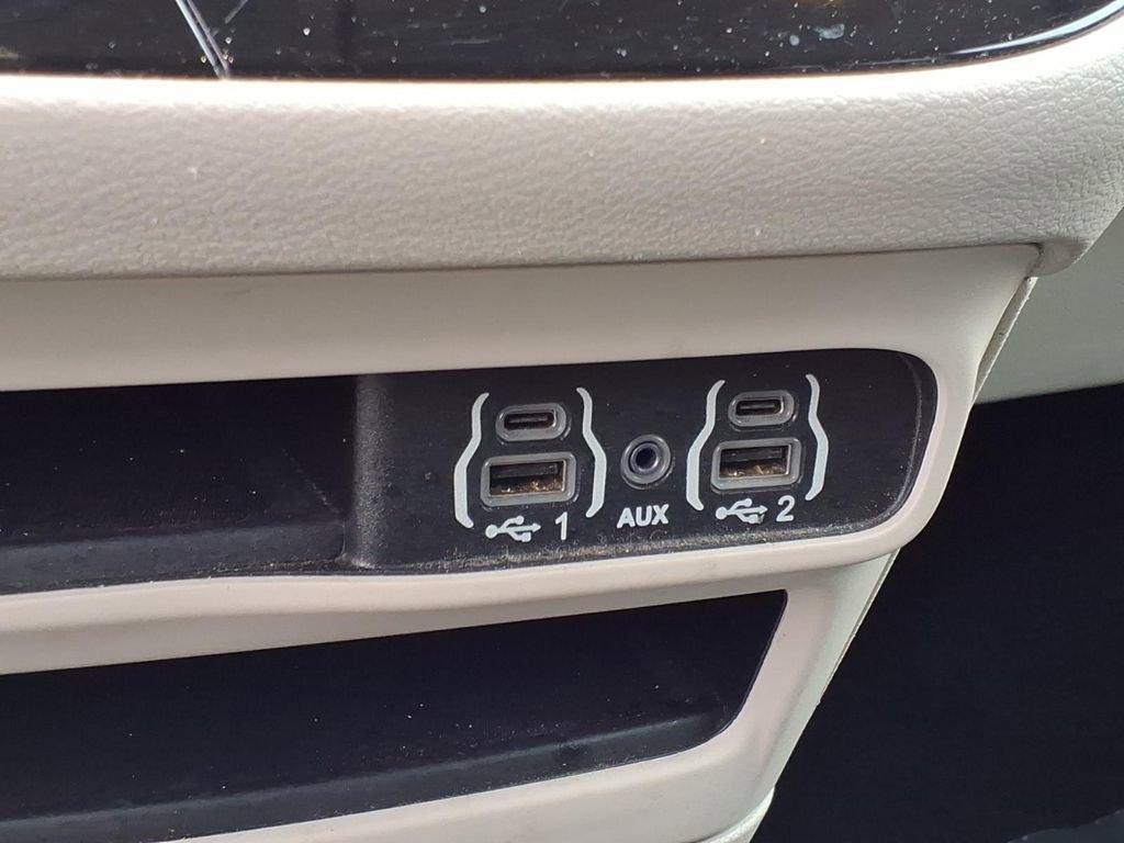 Used 2023 Chrysler Voyager LX image 16
