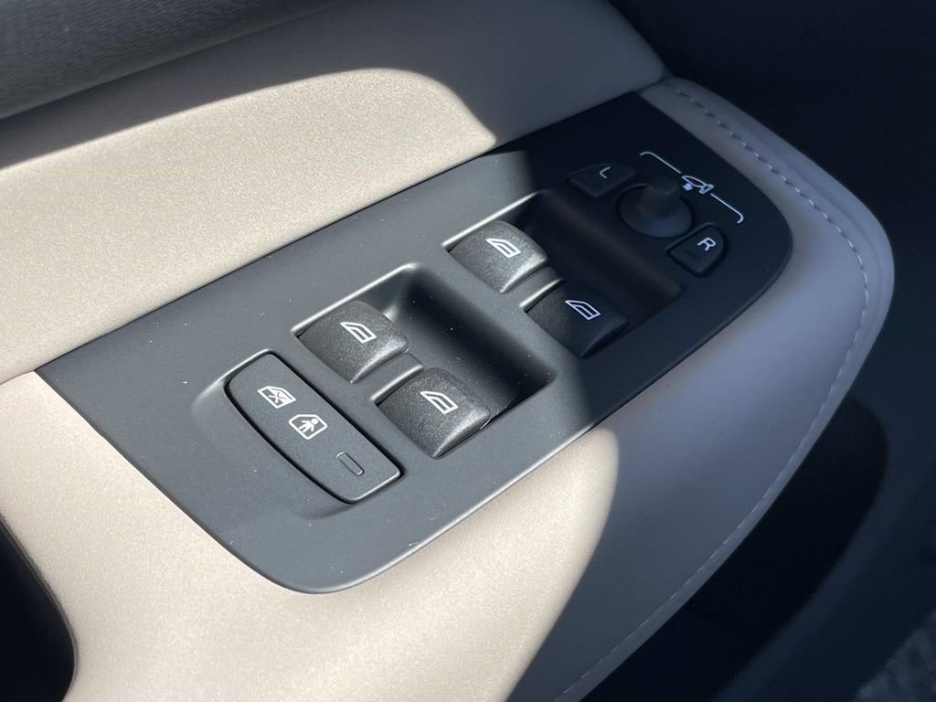 New 2026 Volvo XC60 B5 Plus w/ Climate Package image 23