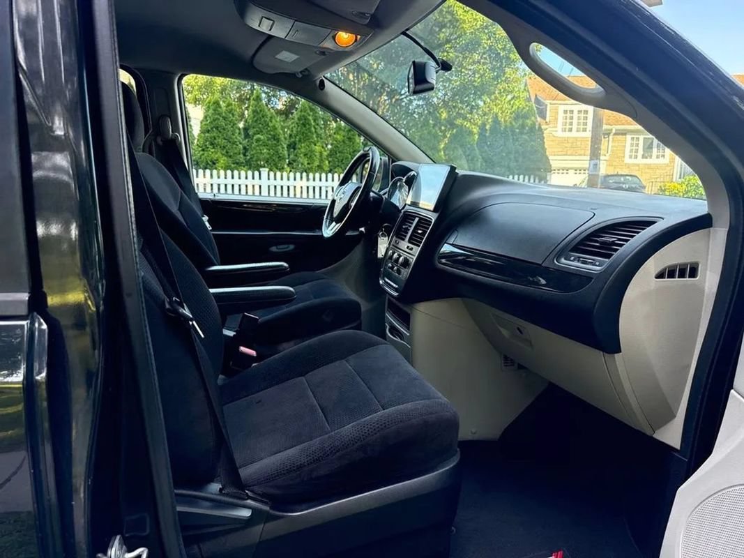 Used 2013 Dodge Grand Caravan SE FWD image 32