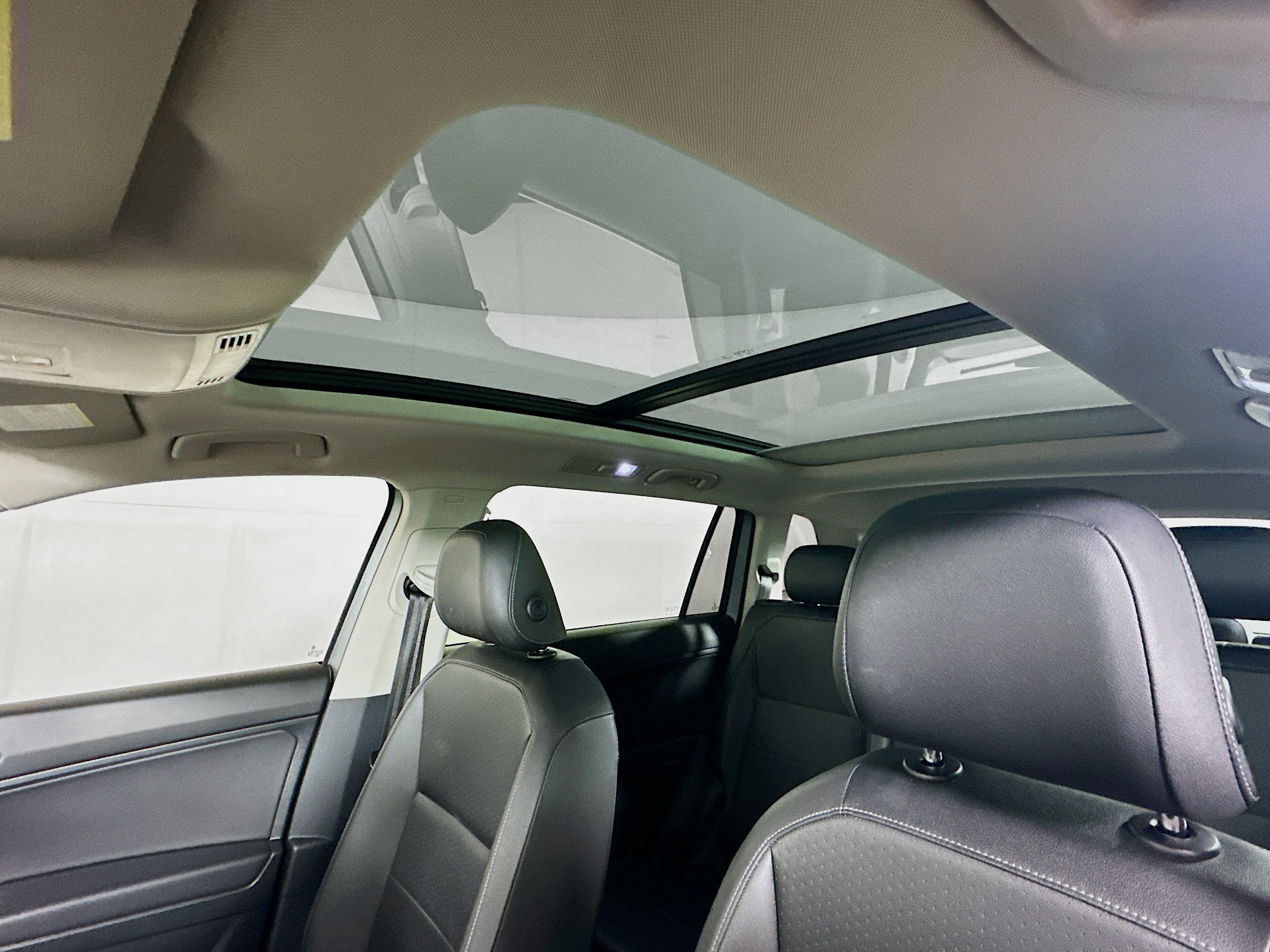 Used 2019 Volkswagen Tiguan SE w/ Panoramic Sunroof Package FWD image 25
