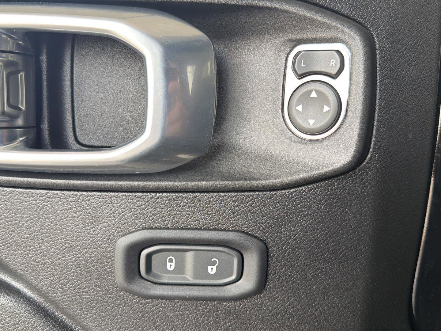 Used 2023 Jeep Gladiator Sport image 17