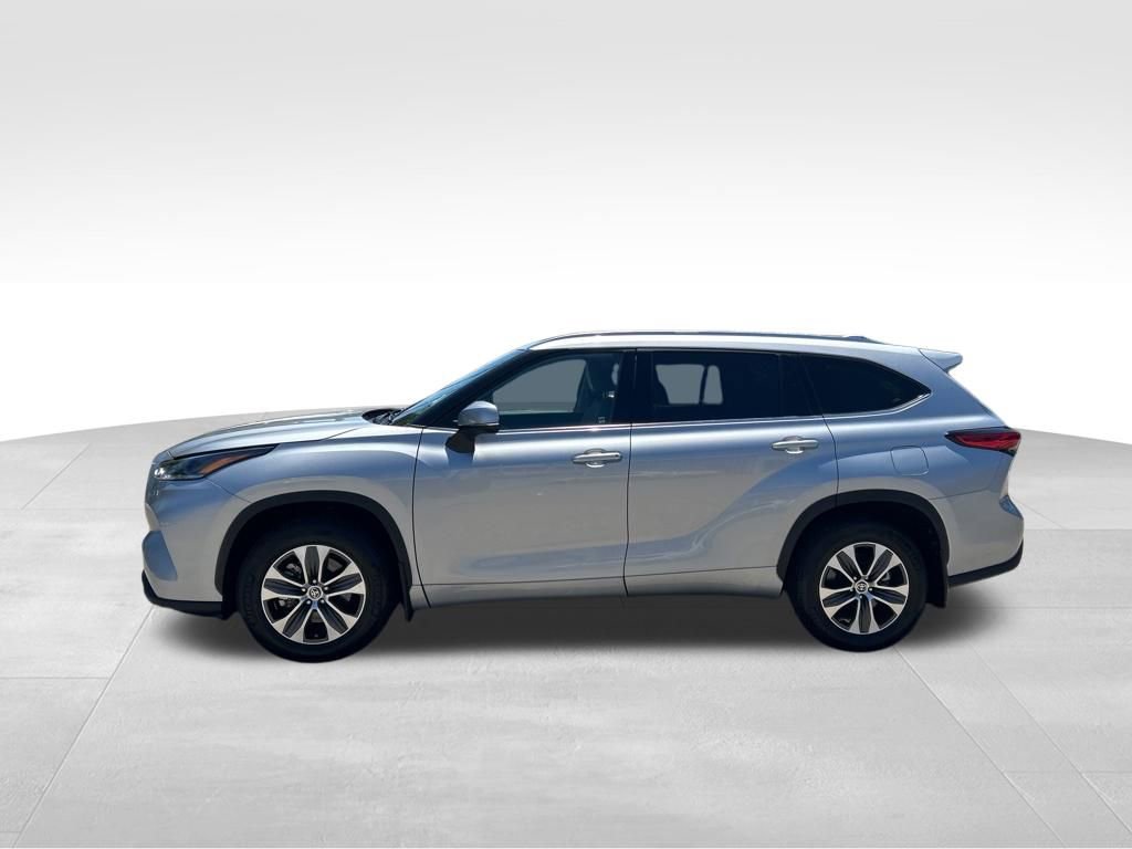 Used 2021 Toyota Highlander XLE AWD/4WD image 2