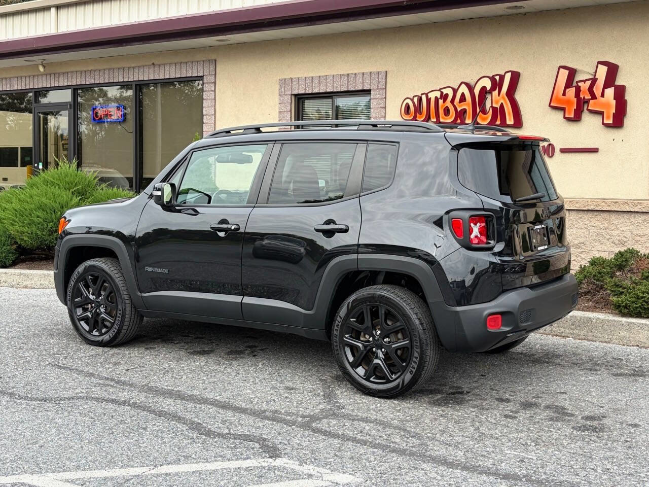 Used 2016 Jeep Renegade Latitude image 4