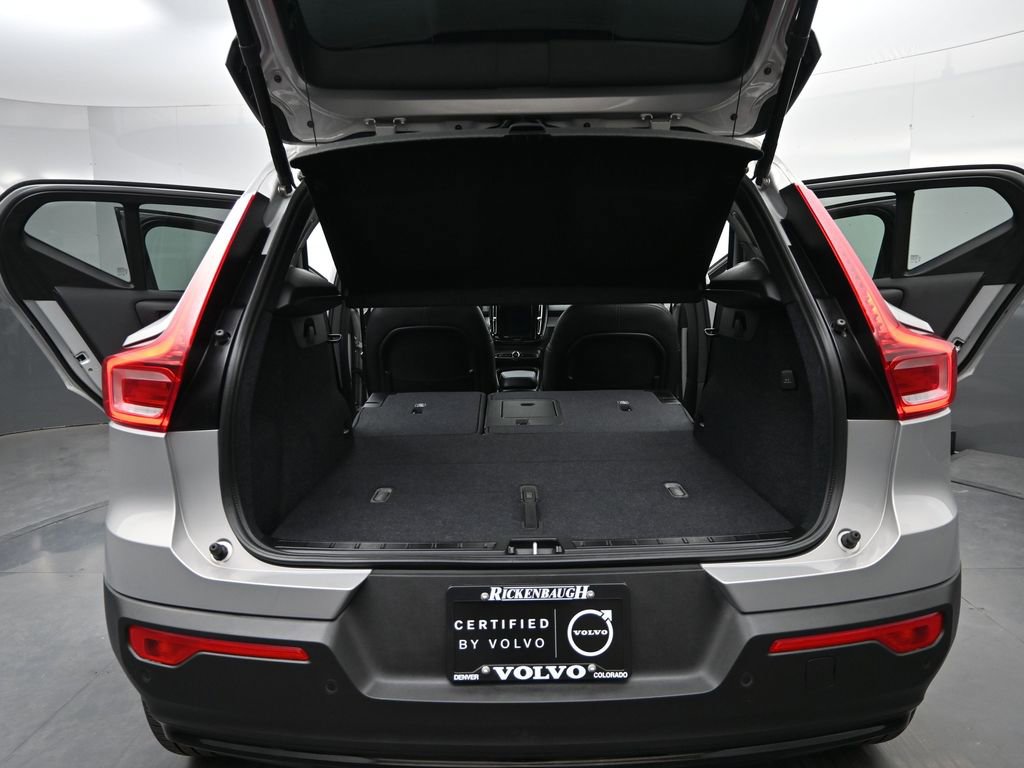 Used 2025 Volvo XC40 B5 Plus image 17