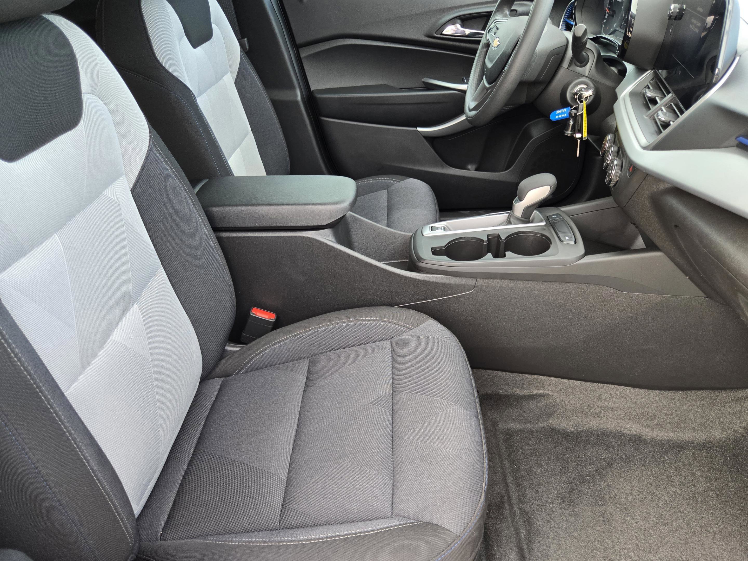 Used 2025 Chevrolet Trax LS w/ LS Convenience Package FWD image 10