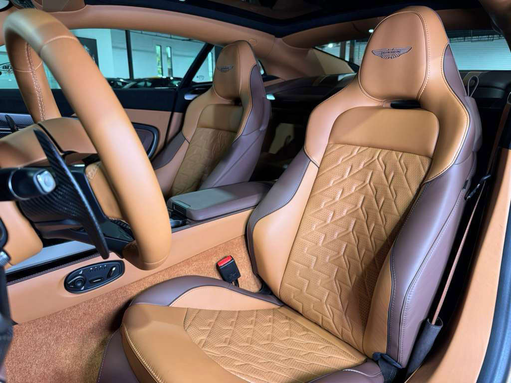 Used 2025 Aston Martin Vanquish image 10