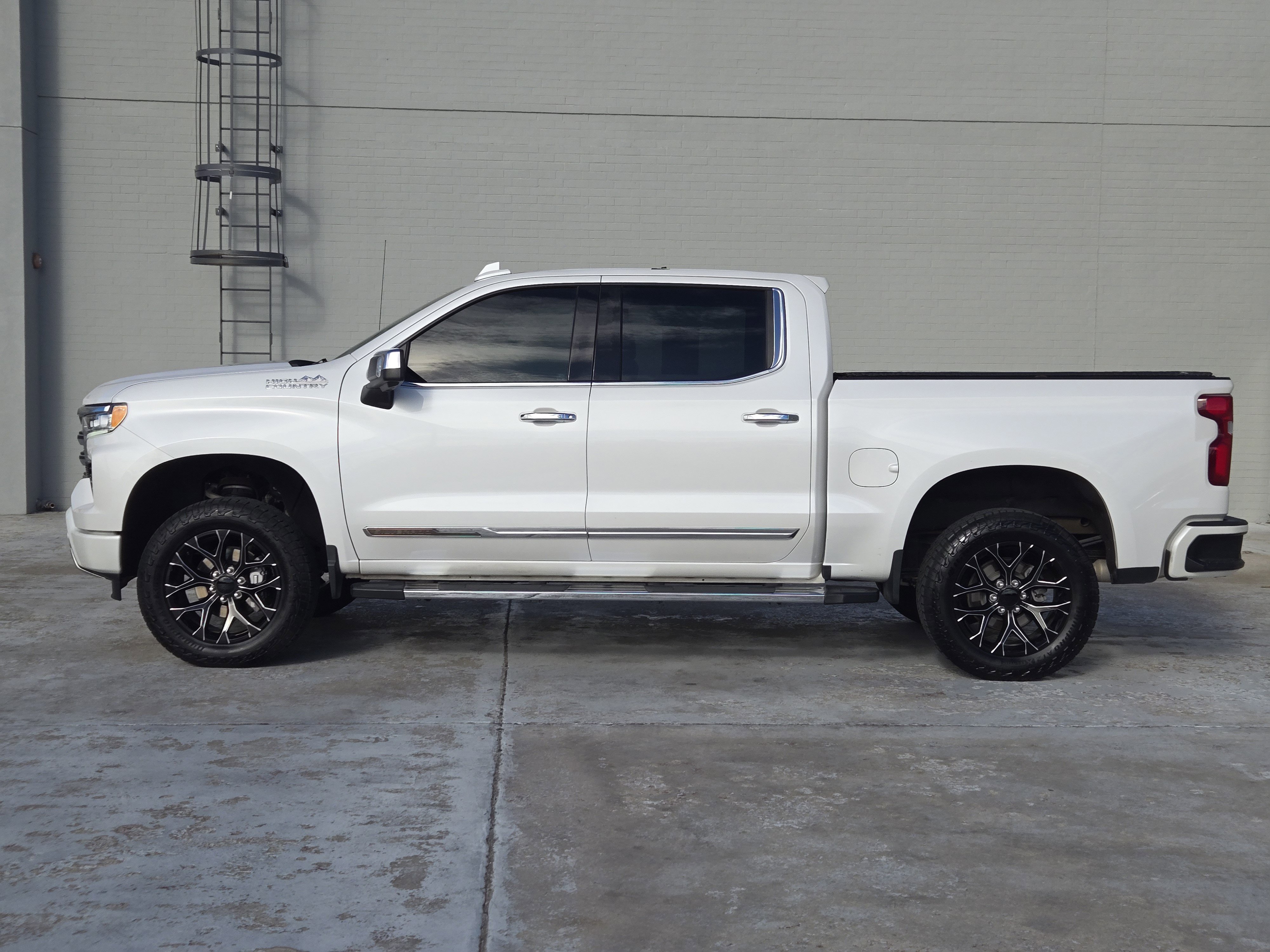 Used 2022 Chevrolet Silverado 1500 High Country w/ Technology Package image 5