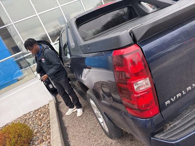 Used 2010 Chevrolet Avalanche LT w/ Luxury Package image 4