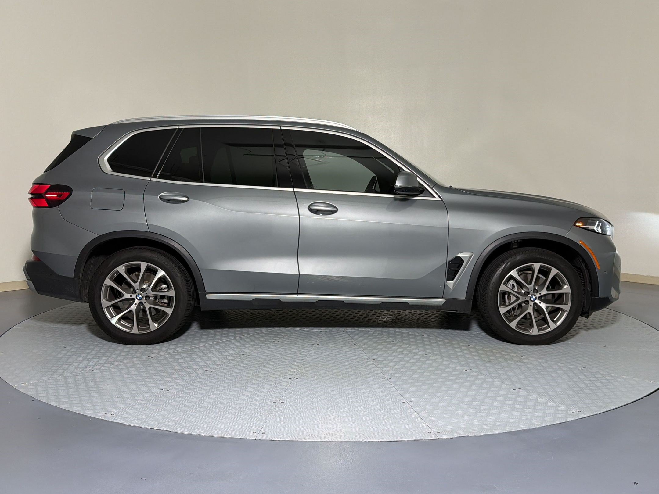 Used 2024 BMW X5 xDrive40i w/ Parking Assistance Package AWD/4WD image 8