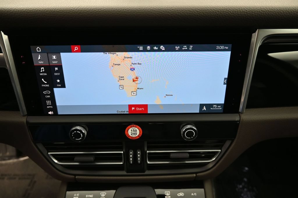 Certified 2025 Porsche Macan AWD/4WD image 22