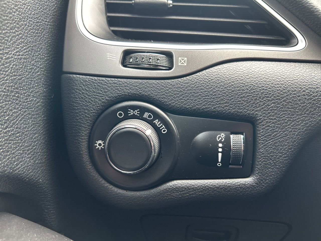 Used 2020 Jeep Cherokee Latitude image 21