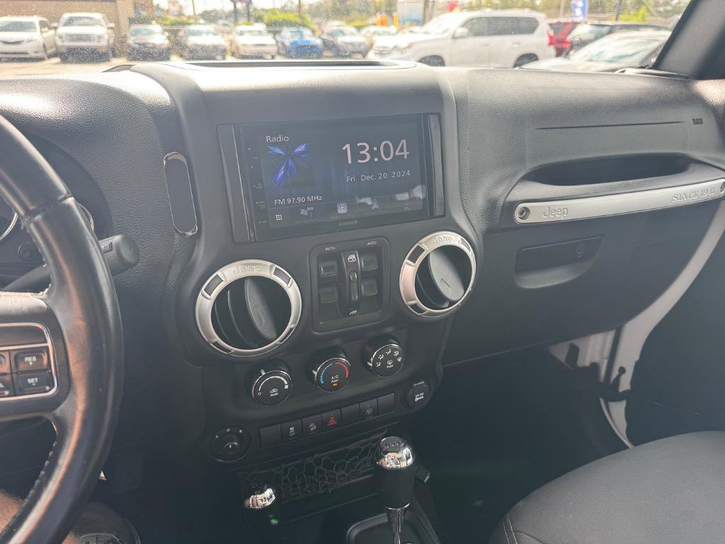 Used 2016 Jeep Wrangler Unlimited Sahara w/ Connectivity Group image 29