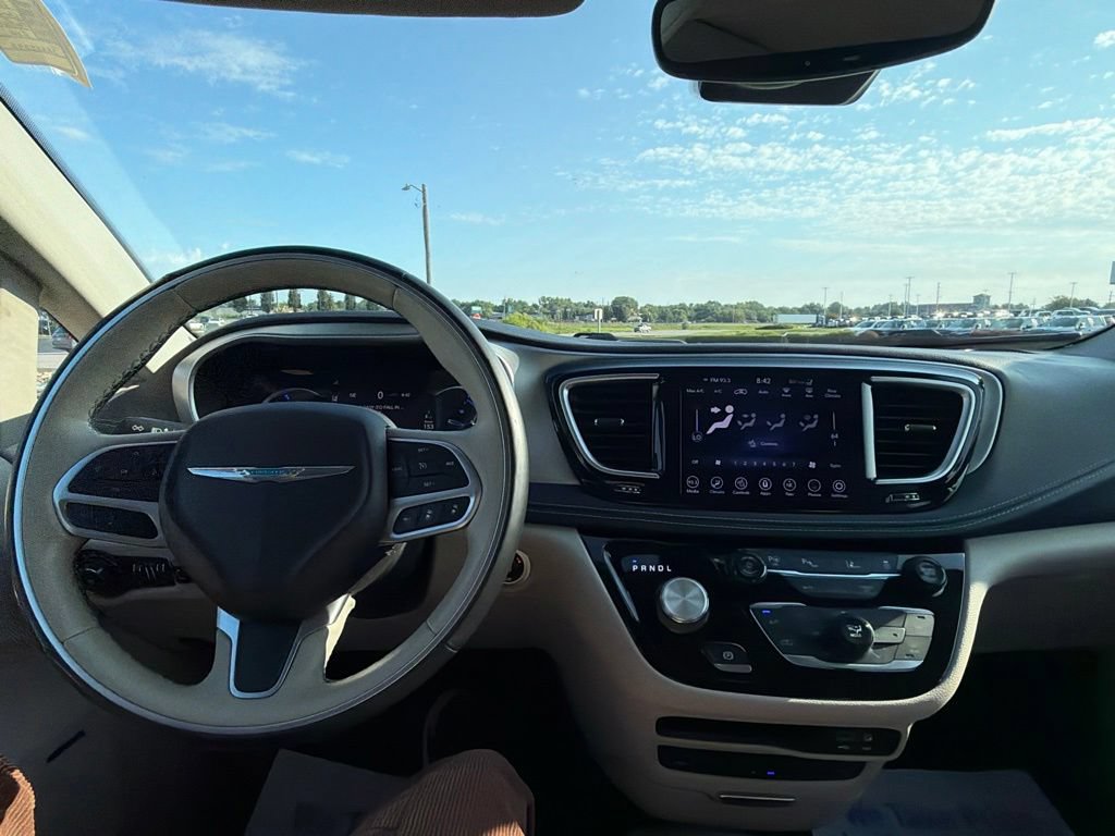 Used 2018 Chrysler Pacifica Limited w/ Advanced Safetytec Group FWD image 19