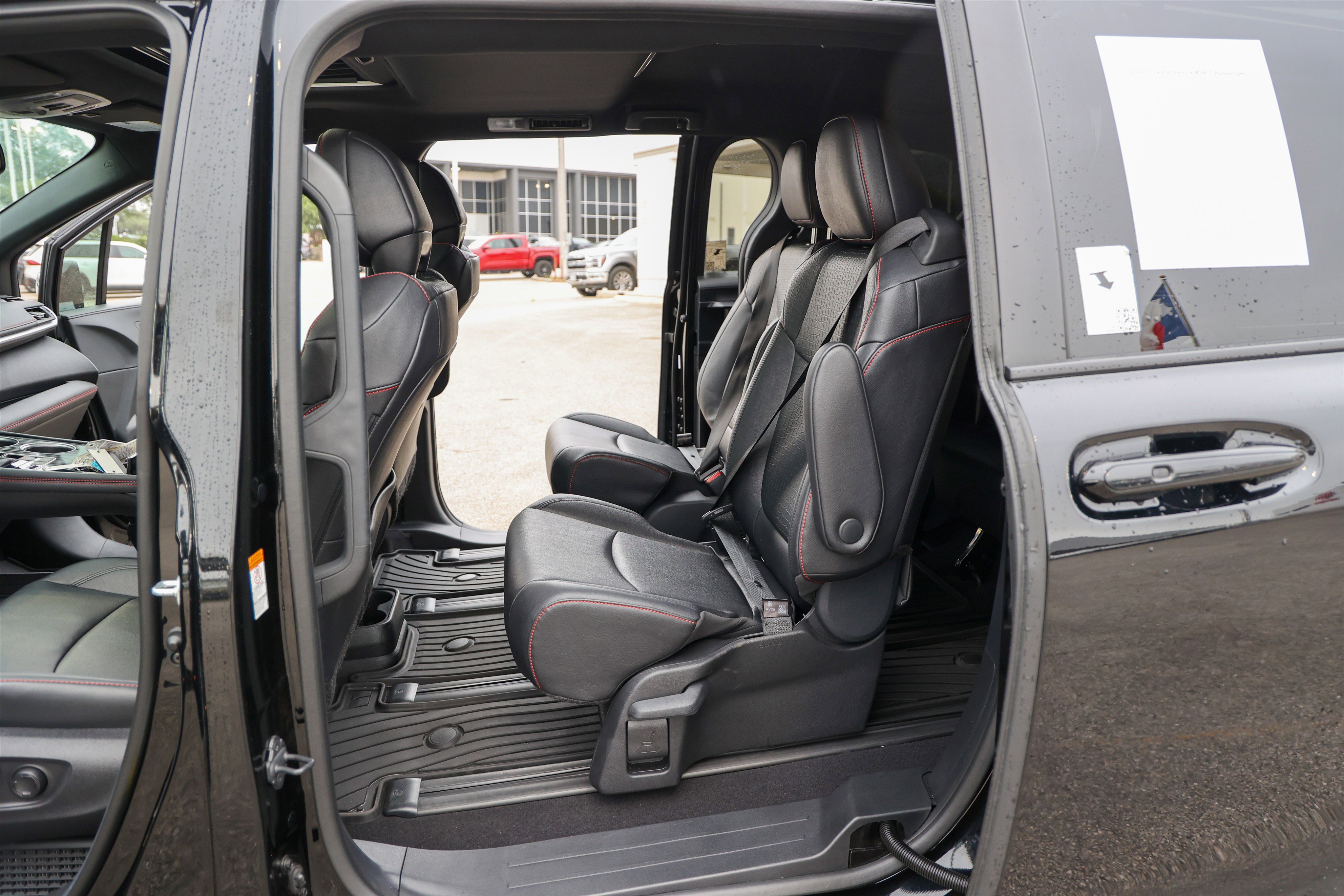 Used 2025 Toyota Sienna XSE w/ XSE Plus Package FWD image 35