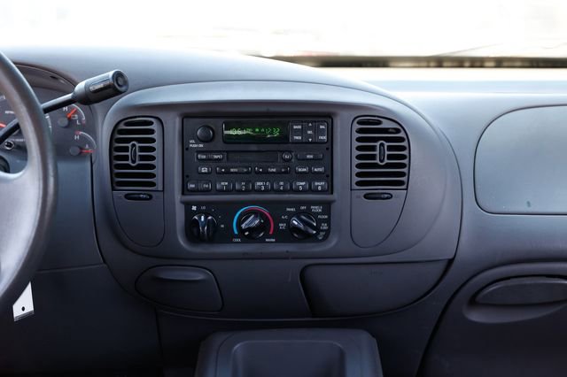 Used 2002 Ford Expedition XLT image 35