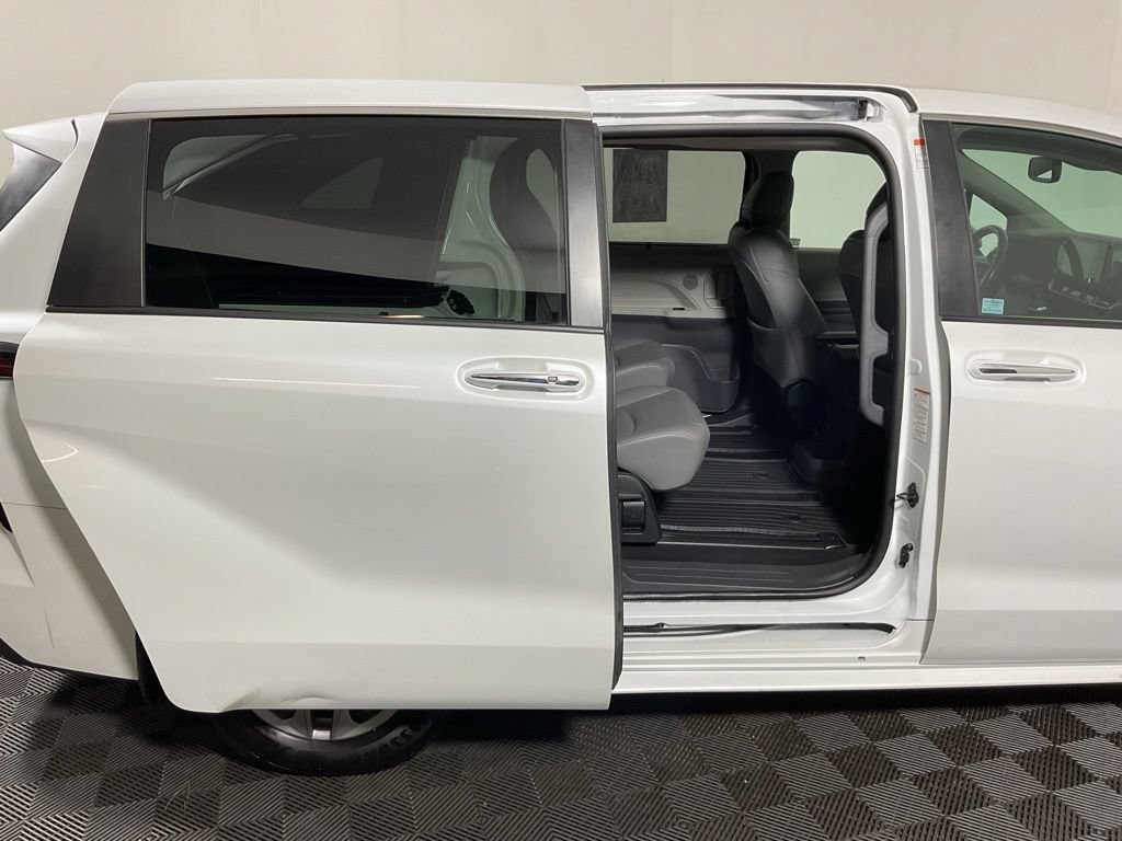 Used 2022 Toyota Sienna XLE FWD image 34
