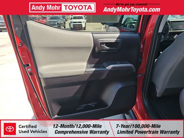 Certified 2020 Toyota Tacoma SR5 w/ Blackout Package AWD/4WD image 31