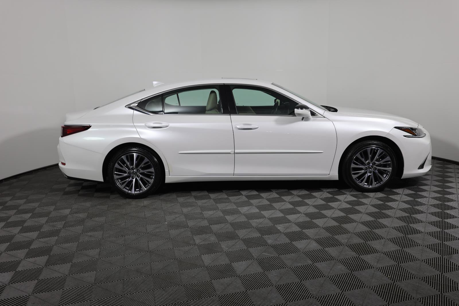 Used 2019 Lexus ES 350 w/ Premium Package image 4