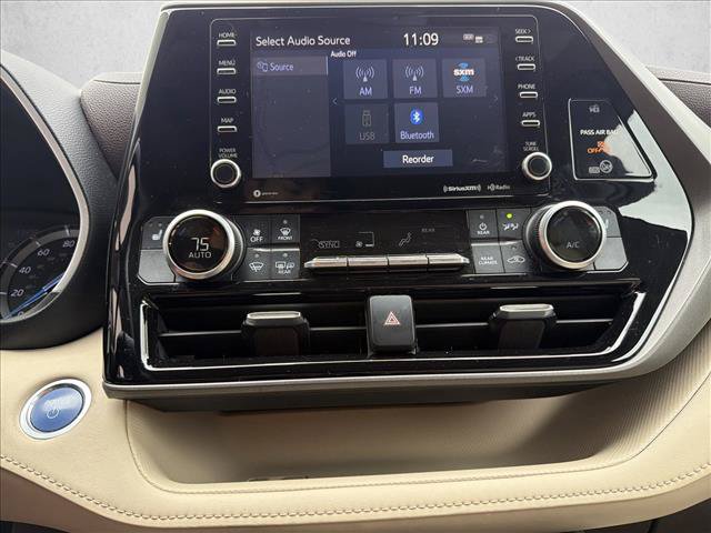 Used 2020 Toyota Highlander XLE AWD/4WD image 18
