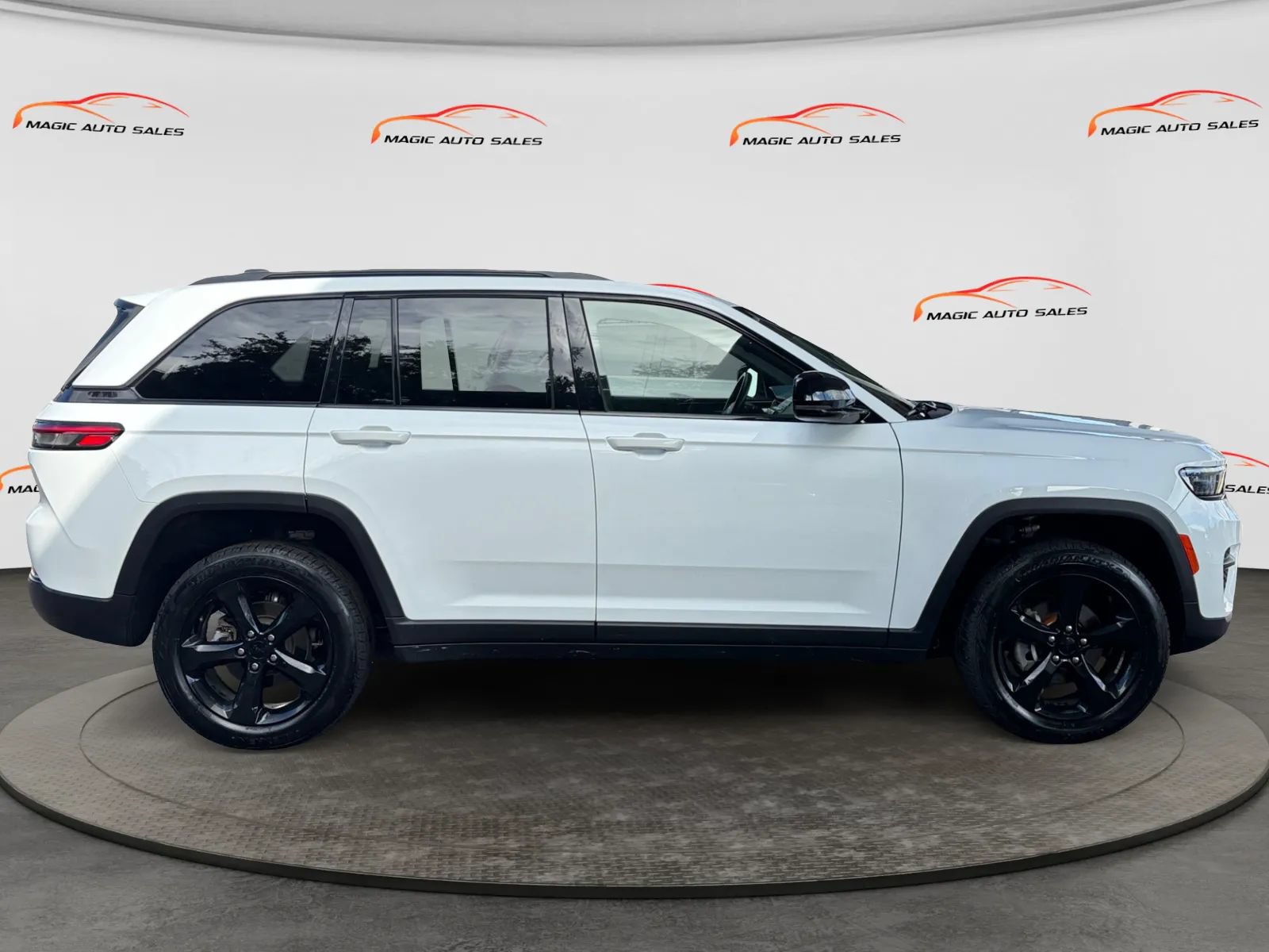 Used 2022 Jeep Grand Cherokee Altitude AWD/4WD image 6