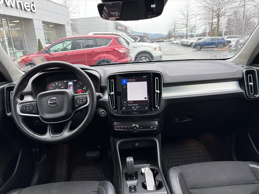 Used 2020 Volvo XC40 T5 Momentum image 6